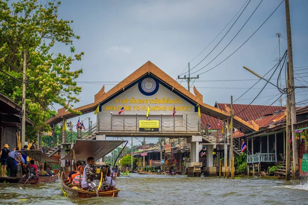 Puerta de entrada al famoso mercado flotante en Tailandia — Foto de Stock