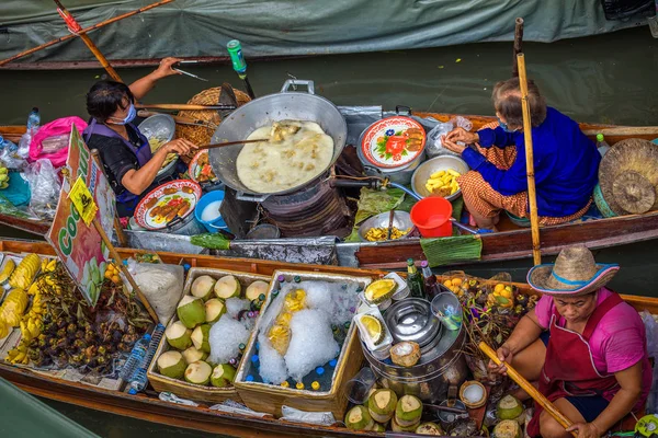 在泰国的浮动市场上的本地卖家 — 图库照片
