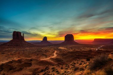 Monument Valley, Arizona, ABD üzerinde gündoğumu