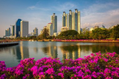 Göl Ratchada yakınlarında Benjakitti Parkı Bangkok, Tayland