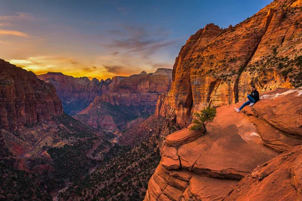 Tourist at the  Canyon Overlook in Zion National Park — Stock Photo, Image