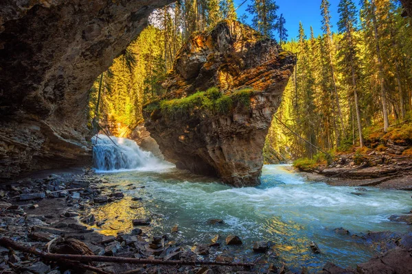 Johnston Creek, Kanada fényképezett egy barlang — Stock Fotó
