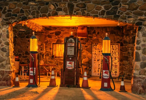 アリゾナ州のルート 66 沿いクール スプリングス ガソリン スタンドを復元 — ストック写真