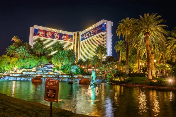 The Mirage hotel at night in Las Vegas — Stock Photo, Image