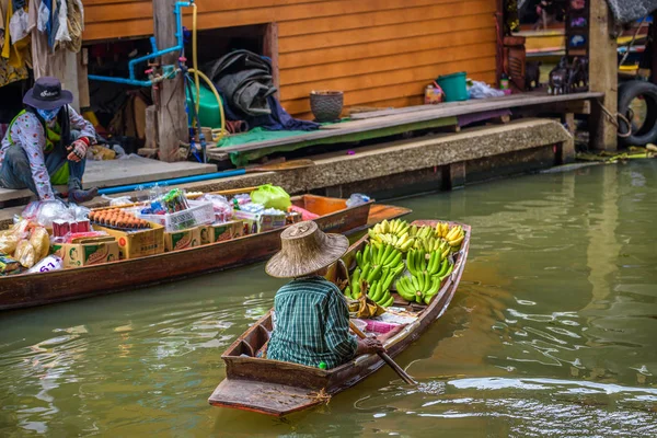 Vendedor local con plátanos en un mercado flotante en Tailandia — Foto de Stock