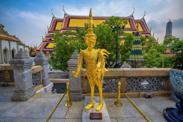 Goldene Statue von Asurapaksi im großen Palast von Bangkok, Thailand — Stockfoto