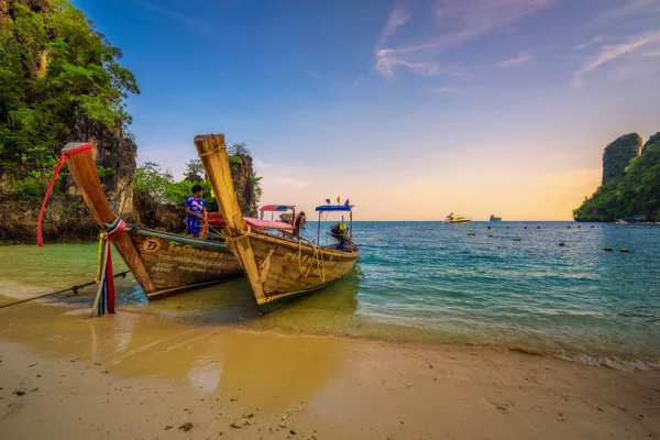 Tajski longtail łodzi zaparkowany na wyspie Koh Hong w Tajlandii — Zdjęcie stockowe