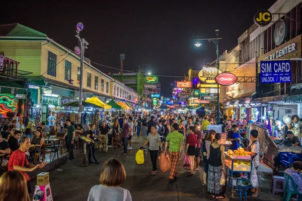 Życie nocne w Khaosan Road w Bangkoku — Zdjęcie stockowe