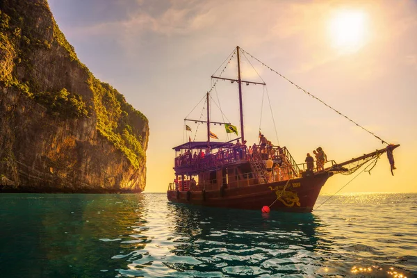 Båt i pirat stil med många turister på Maya Bay i Thailand — Stockfoto