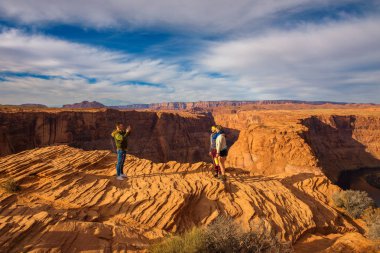 Turistler birbirlerine Arizona'da fotoğraf
