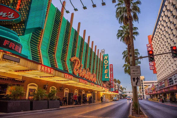 Fremont Street med många neonljus och turister i Las Vegas — Stockfoto