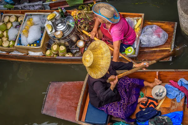Vendedores locales en un mercado flotante en Tailandia — Foto de Stock