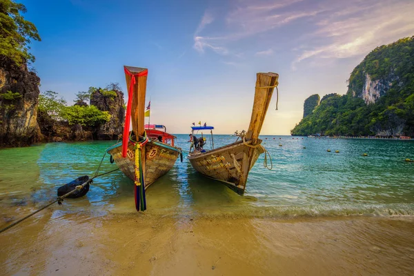 Thai longtail hajók parkolt a Koh Hong-sziget, Thaiföld — Stock Fotó