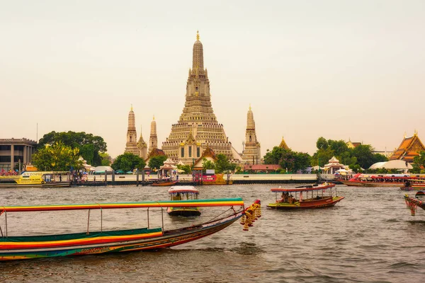 Boote und touristen rund um wat arun in bangkok — Stockfoto