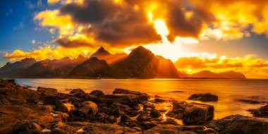 Lofoten Adaları Dağların üzerinden günbatımı 