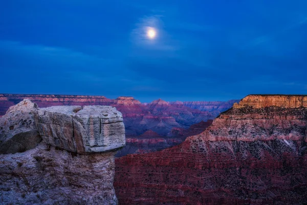 Cielo nocturno con luna llena sobre el Gran Cañón — Foto de Stock