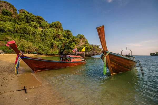 Thailändska longtail båtar parkerade vid Koh Hong ön i Thailand — Stockfoto