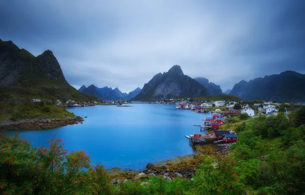 Monte Olstind y Reine pueblo de pescadores en las islas Lofoten — Foto de Stock