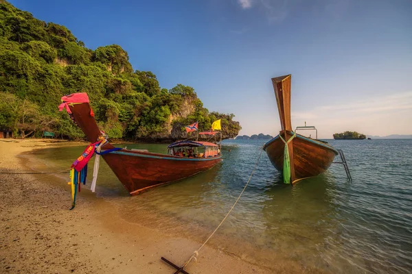 Тайська longtail човни припаркований на острів Кох Hong в Таїланді — стокове фото