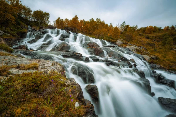 Cachoeira Lofoten em Moskenesoya, Lofoten, Noruega — Fotografia de Stock