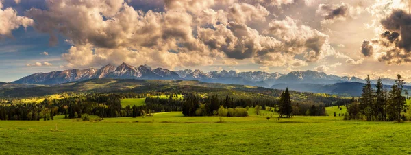 Panorama des hautes montagnes Tatra en Pologne — Photo