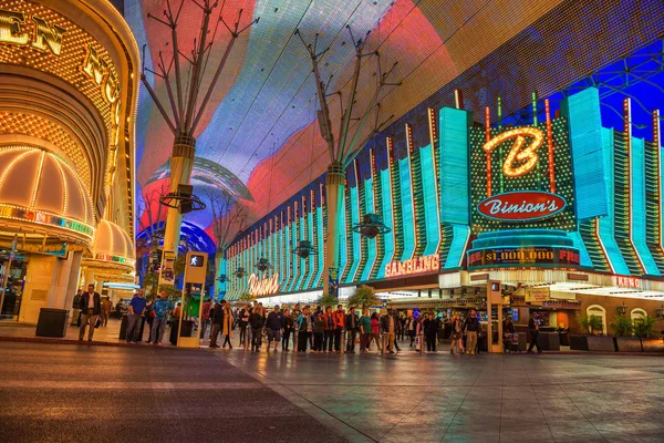 Fremont Street avec de nombreux néons et touristes à Las Vegas — Photo