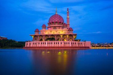 Putra Camii ve Malezya gece Putrajaya Gölü