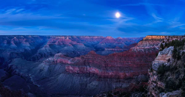 Cielo nocturno con luna llena sobre el Gran Cañón — Foto de Stock
