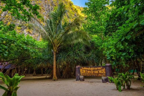Welcome sign on  Maya beach on Koh Phi Phi island in Thailand — Stock Photo, Image