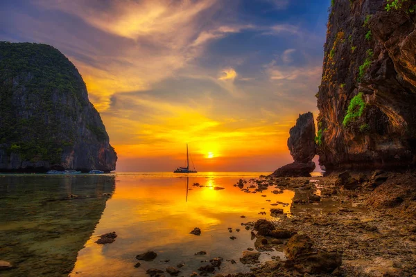 Puesta de sol en la playa Maya en la isla de Koh Phi Phi en Tailandia — Foto de Stock