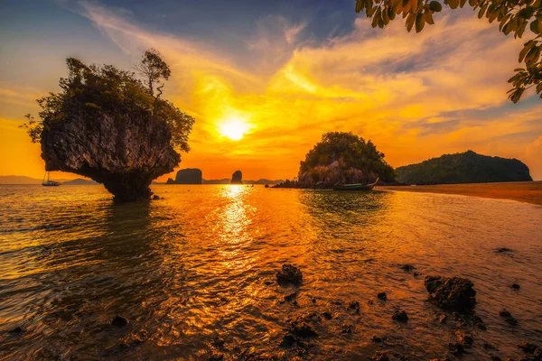 Solnedgång över Laopilae arkipelagen runt Koh Hong ön i Thailand — Stockfoto