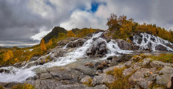 敦瀑布在 Moskenesoya, 敦, 挪威 — 图库照片