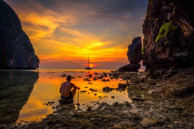 Genç çocuk dramatik günbatımı Maya Beach Tayland sahiptir