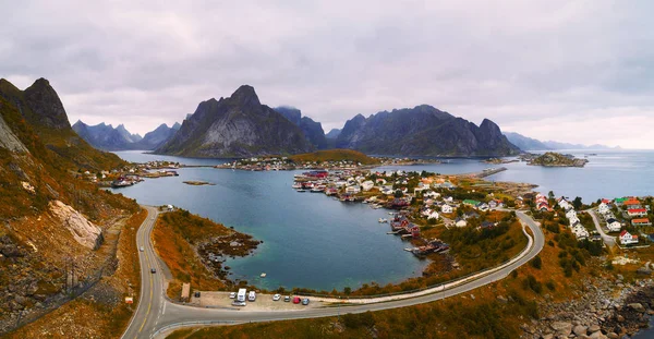 Mount Olstind en Reine vissersplaatsje op de Lofoten eilanden — Stockfoto