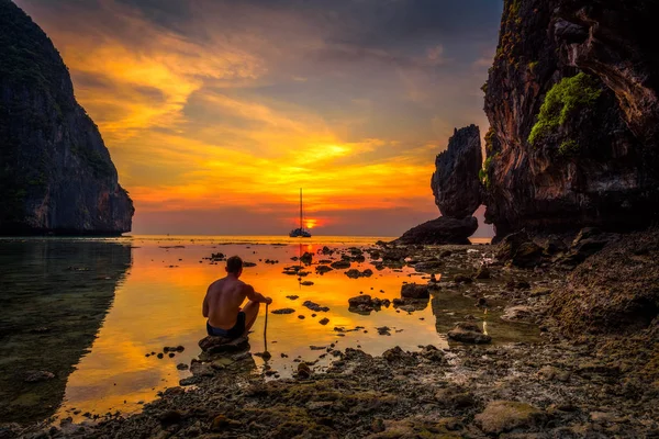 Ung pojke har dramatiska solnedgången på Maya beach i Thailand — Stockfoto