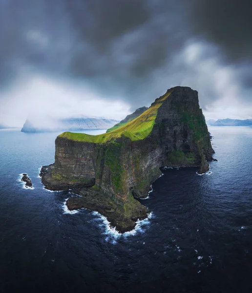Panorama aéreo de falésias maciças de Kalsoy nas Ilhas Faroé — Fotografia de Stock