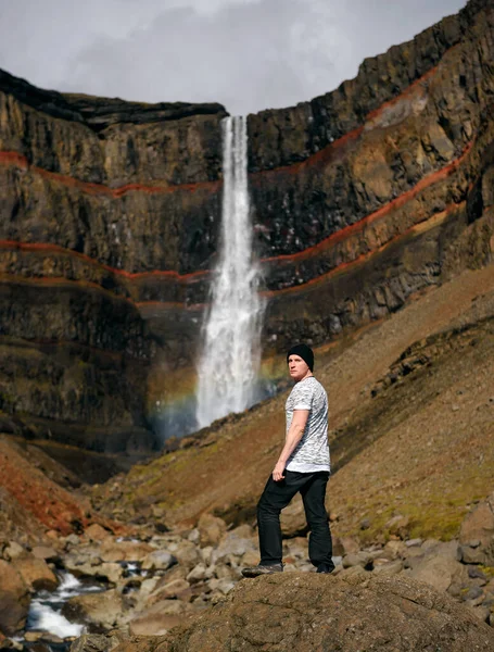 Touriste regardant la cascade Oxarafoss en Islande — Photo