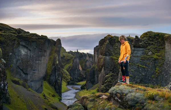 Jeune randonneur debout au bord du canyon de Fjadrargljufur en Islande — Photo