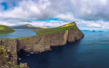 Vagar adasında büyük uçurum ve Sorvagsvatn Gölü, Faroe Adaları, Danimarka.