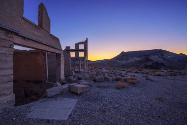 Rhyolite, Nevada 'da yıkılmış bir binanın üzerinde gün doğumu