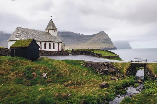 Mały wiejski kościół na brzegu morza w Vidareidi, Wyspy Owcze, Dania — Zdjęcie stockowe