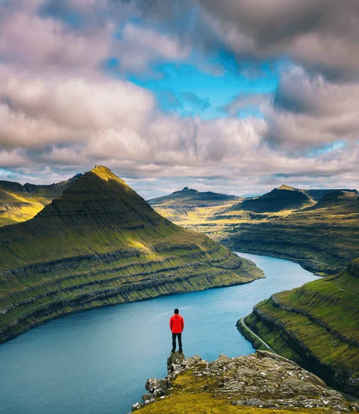 L'escursionista gode di una vista sui fiordi da una montagna vicino a Funningur sulle Isole Faroe — Foto Stock