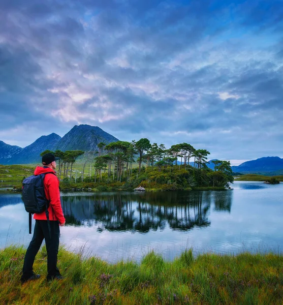 Joven excursionista en la Isla del Pino en Derryclare Lough — Foto de Stock