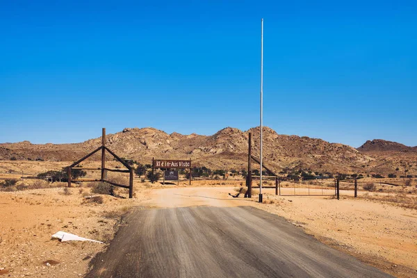 Entry gate to the Klein-Aus Vista lodge and restaurant in Namibia — Stock Photo, Image