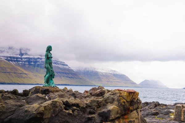 Statue der Selkie oder Robbenfrau in Mikladalur, Färöer — Stockfoto