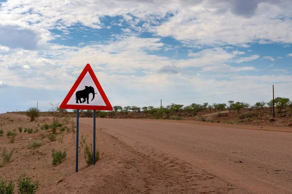 Προειδοποιητική πινακίδα διέλευσης ελέφαντα τοποθετημένη στην έρημο της Ναμίμπια — Φωτογραφία Αρχείου