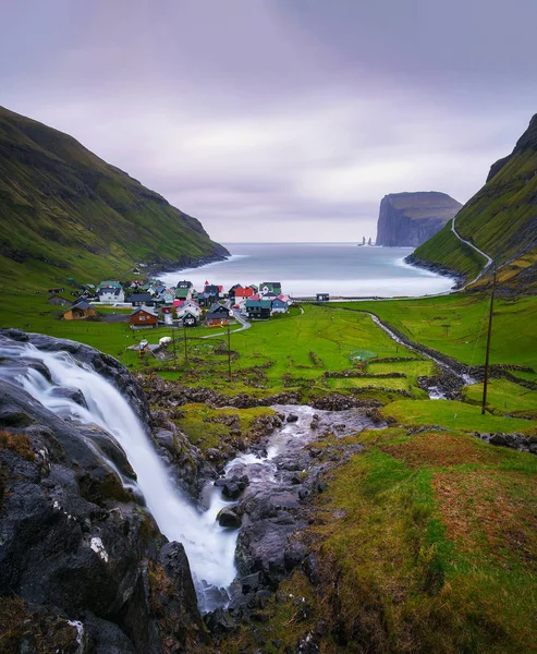 Cascata e il villaggio di Tjornuvik nelle Isole Faroe — Foto Stock