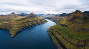 Danimarka 'nın Faroe Adaları' ndaki Funningur köyü yakınlarındaki fiyortların hava manzarası