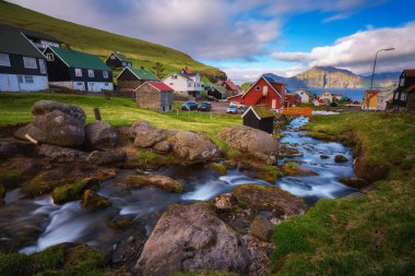Renkli evler ve bir dere ile Faroe Adaları Gjogv Köyü