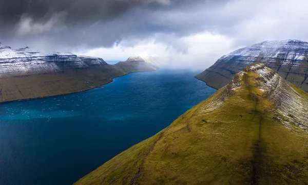 Isola di Kalsoy e la montagna di Klakkur vicino a Klaksvik sulle isole Faroe — Foto Stock